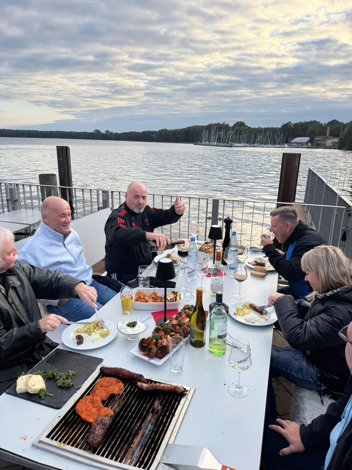 Grilltisch an der Hafenbar