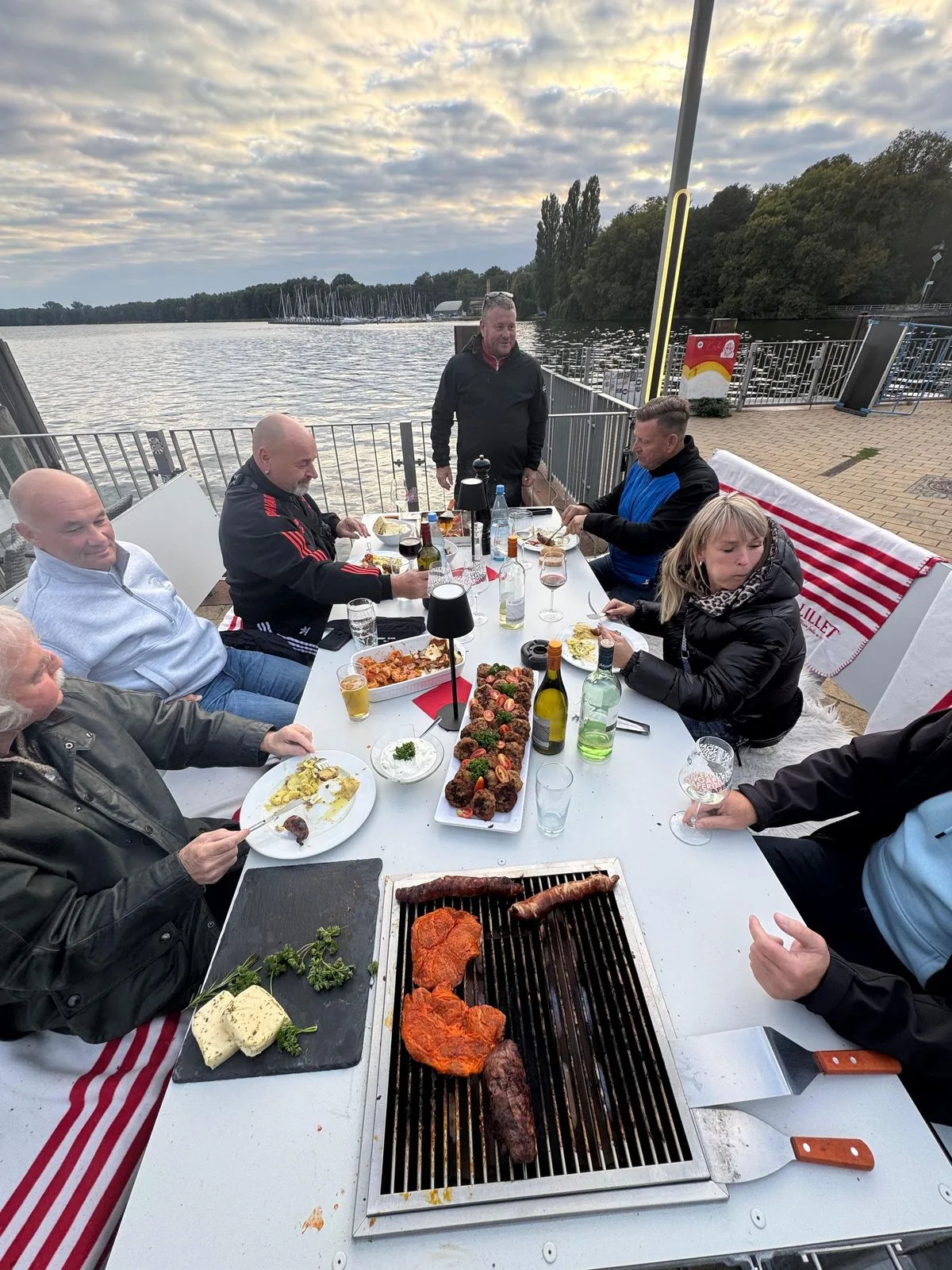 Grilltisch an der Hafenbar