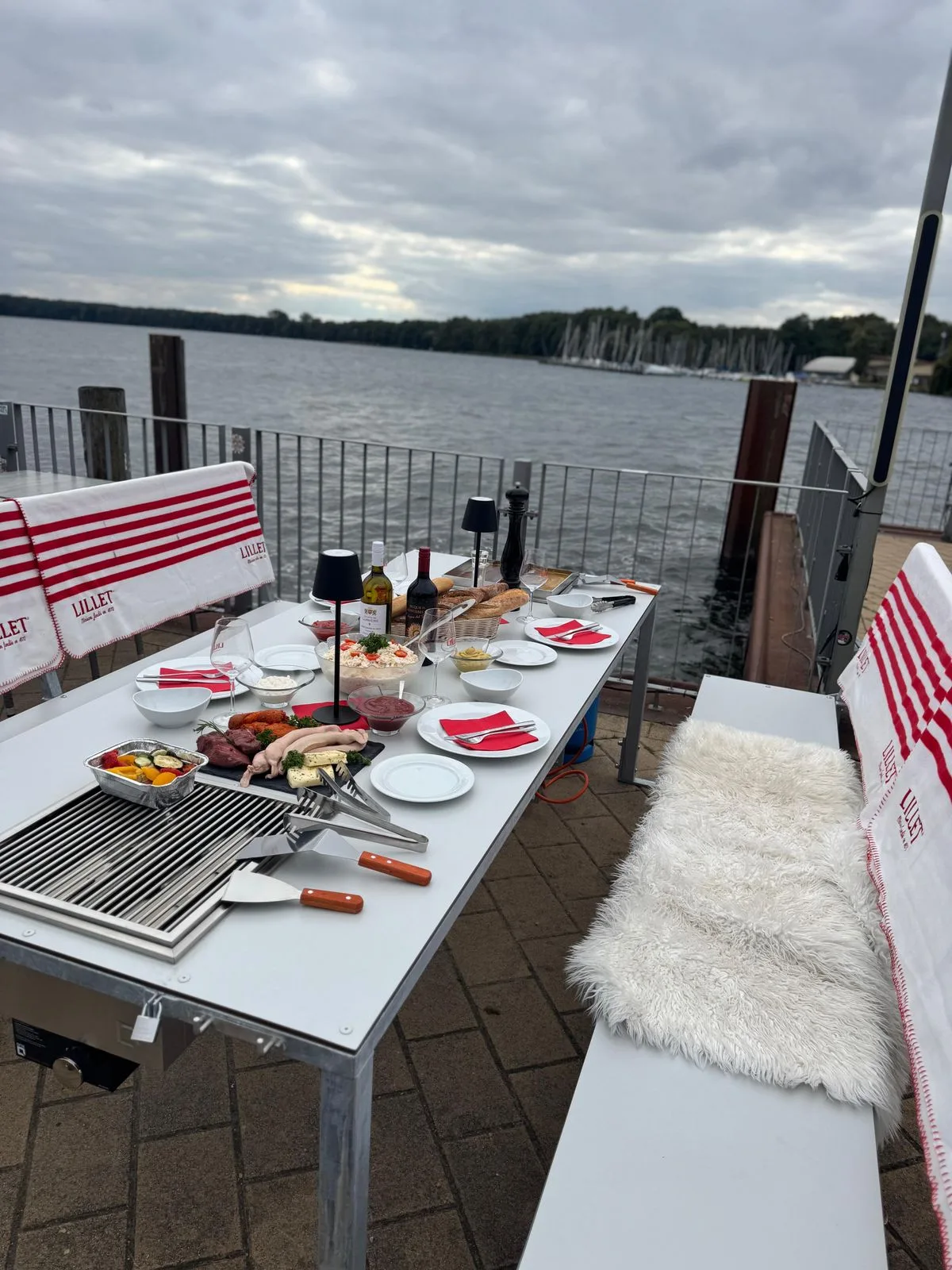 Grilltisch an der Hafenbar