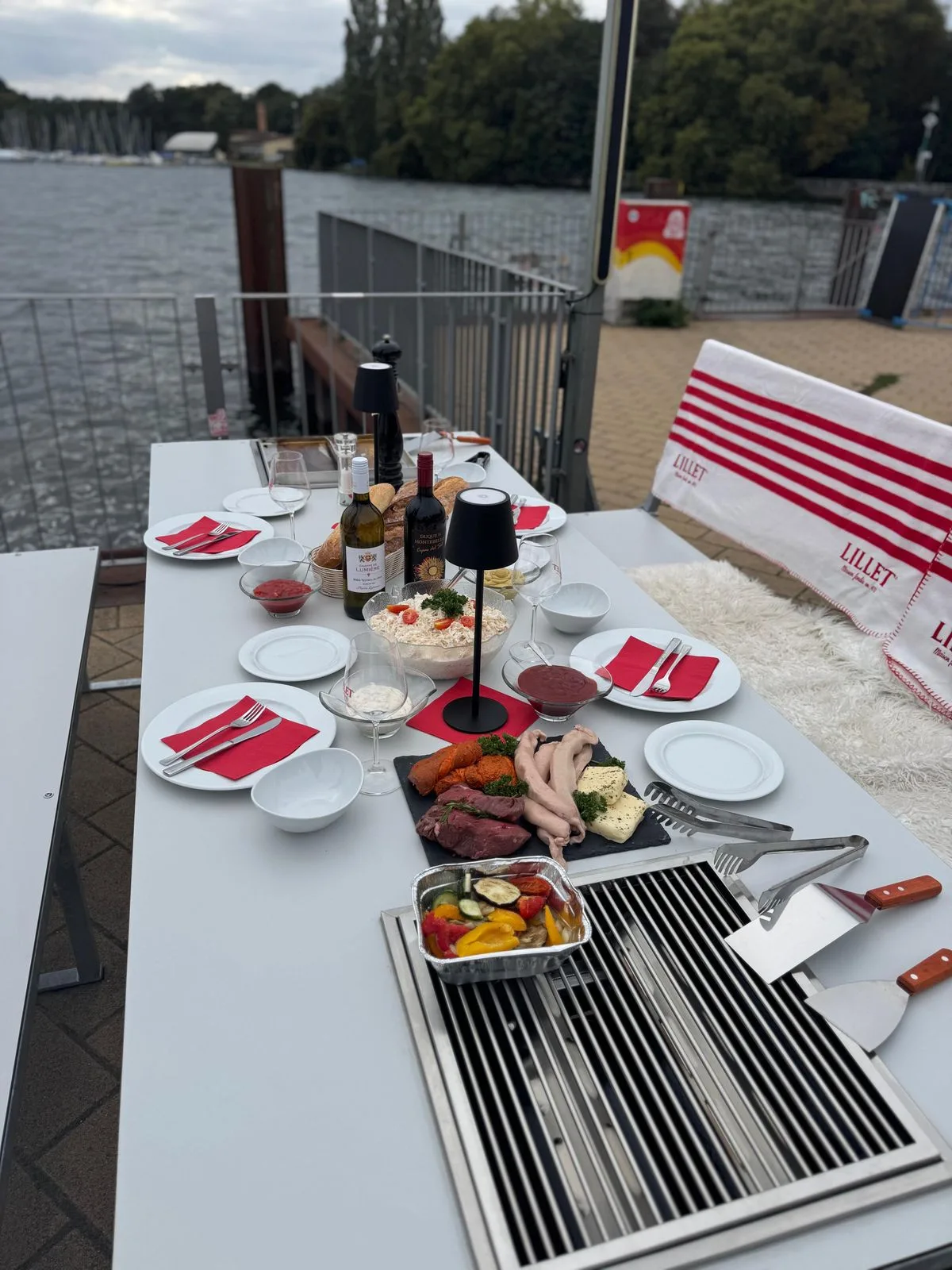 Grilltisch an der Hafenbar
