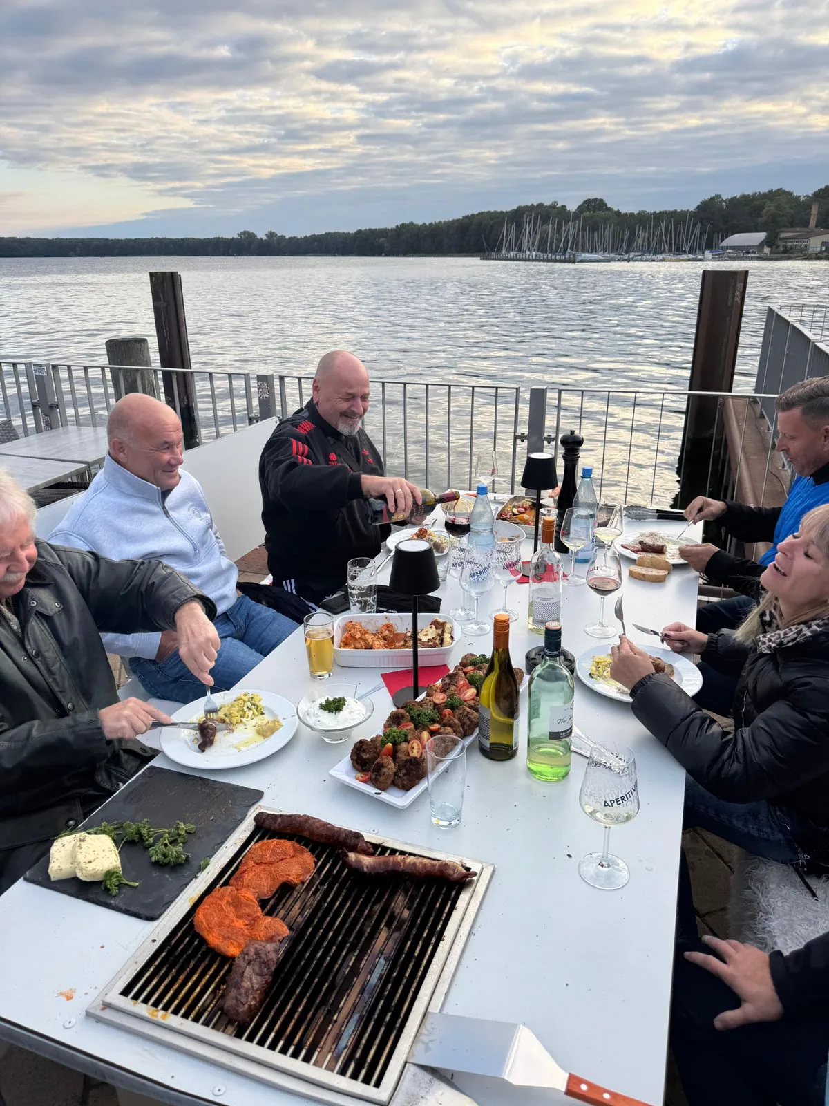 Grilltisch an der Hafenbar