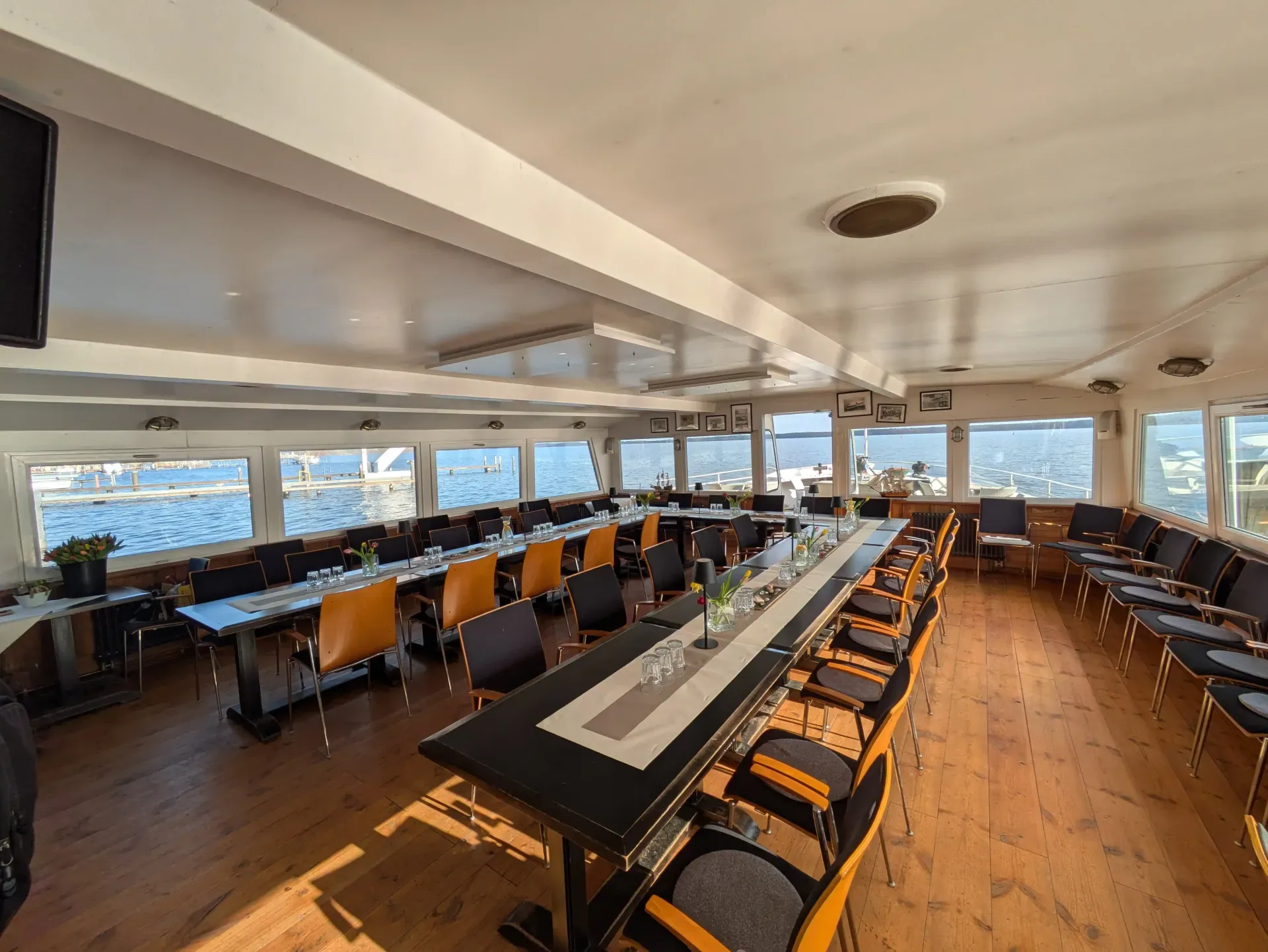 Salon der Windflüchter mit Panoramafenstern zum Müggelsee