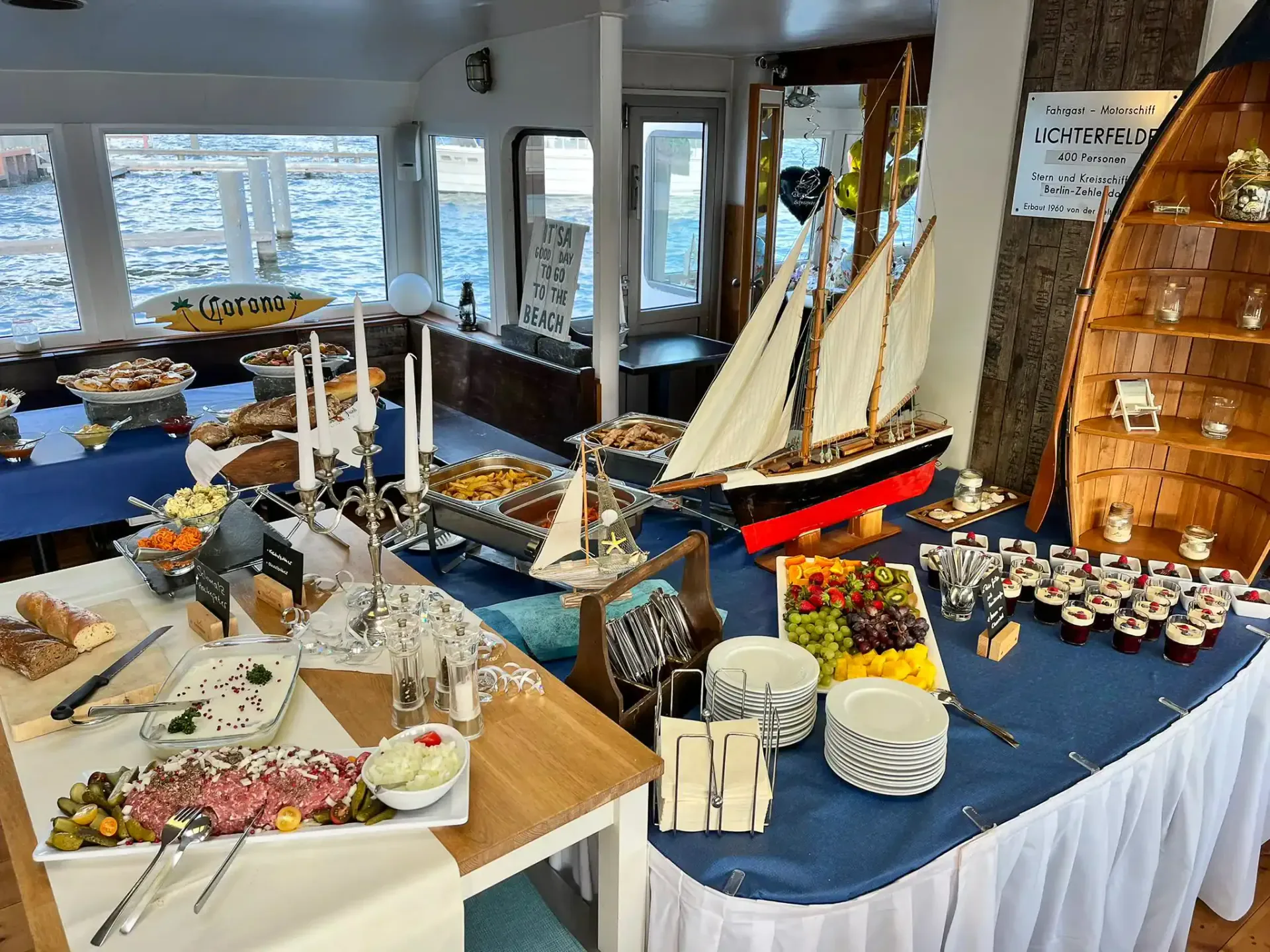 Festlich gedecktes Buffet für ein privates Event an Bord
