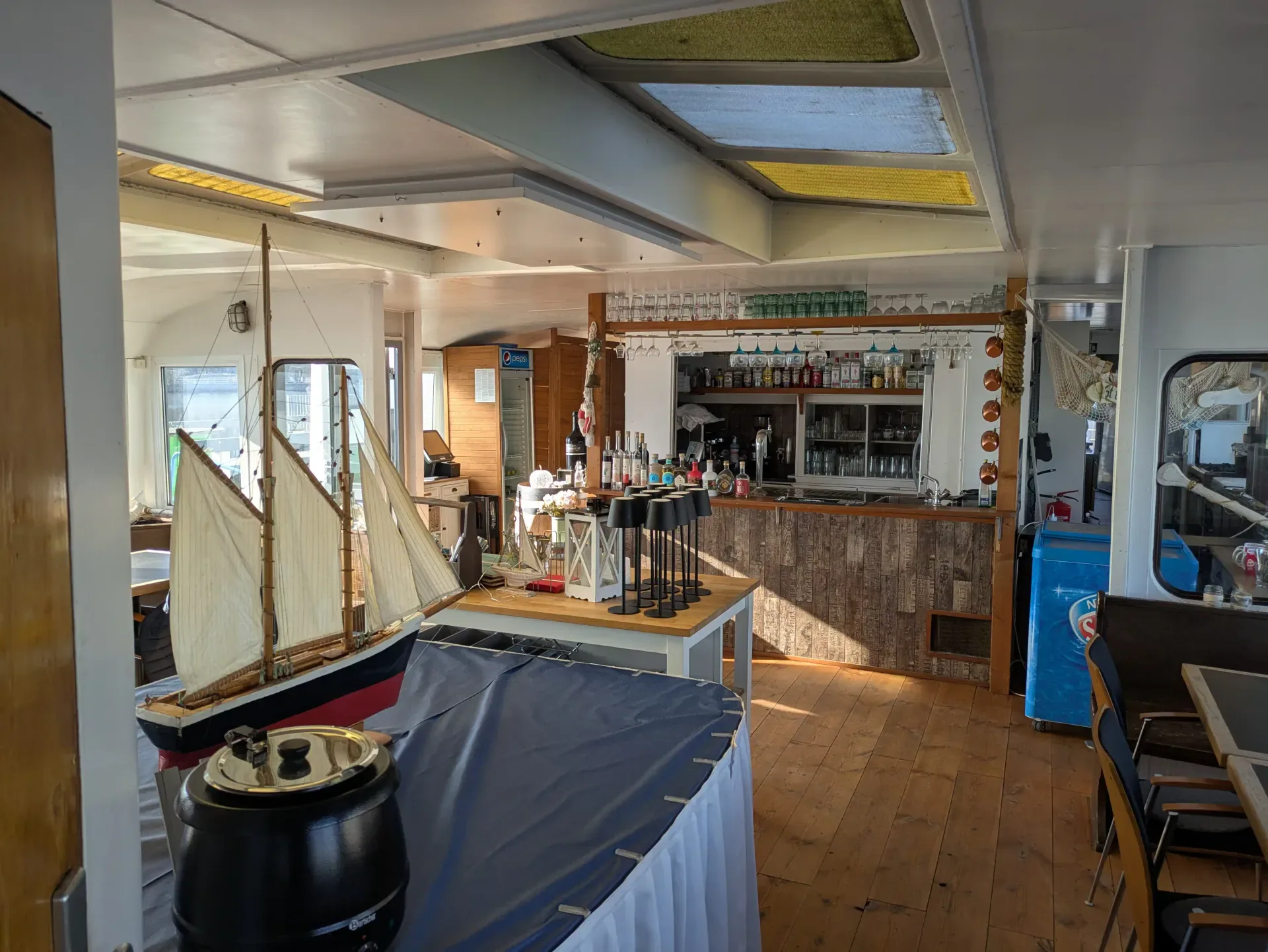 Salon und Bar an Bord der Windflüchter
